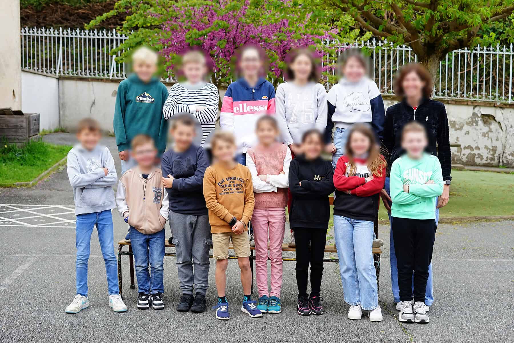 Photo scolaire de groupe à Charolles, élèves et enseignants réunis